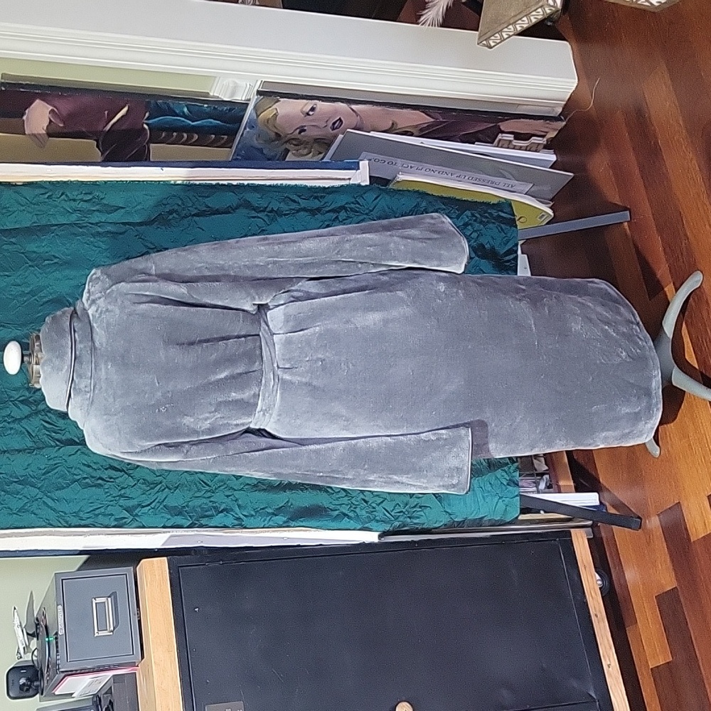 spa Fuzzy Grey Warm Robe OS - Picture 6 of 9